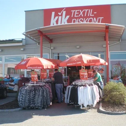 A expansão teve início com a abertura da primeira loja KiK na Áustria, em 1998