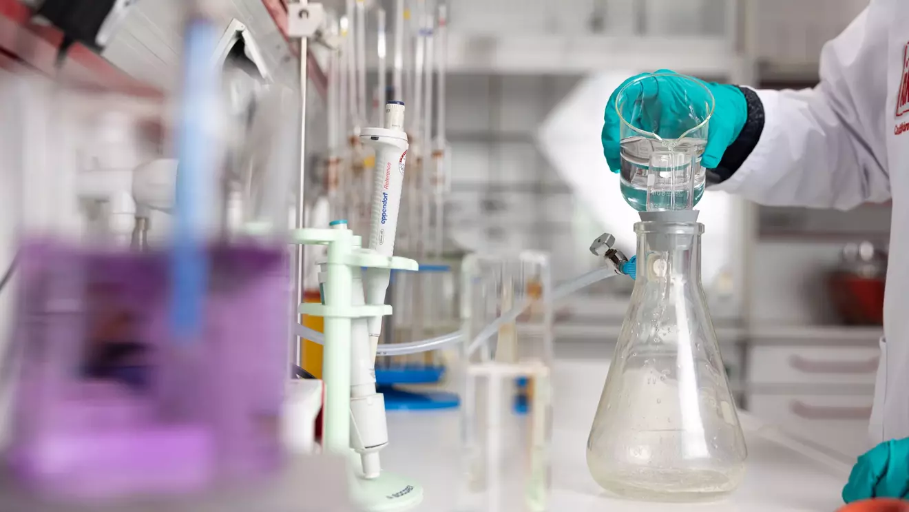 Análise da composição de diversas substâncias no laboratório da KiK