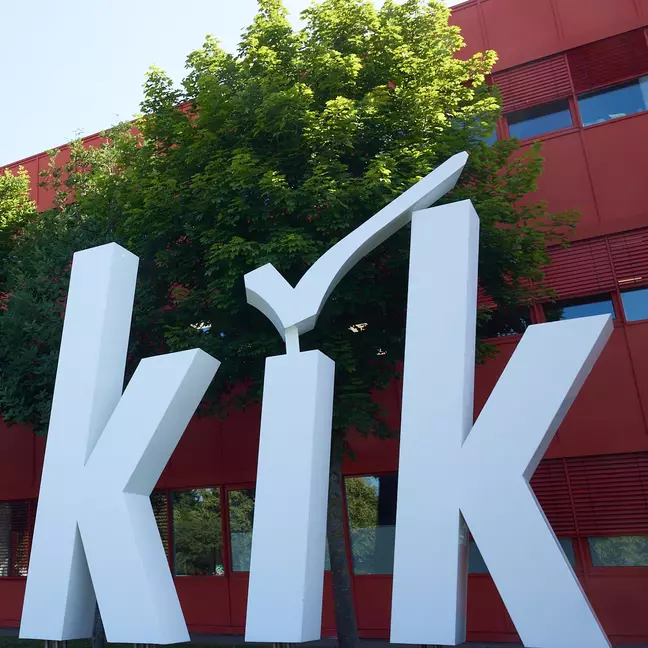 Grande logótipo da KiK na área exterior da sede da KiK