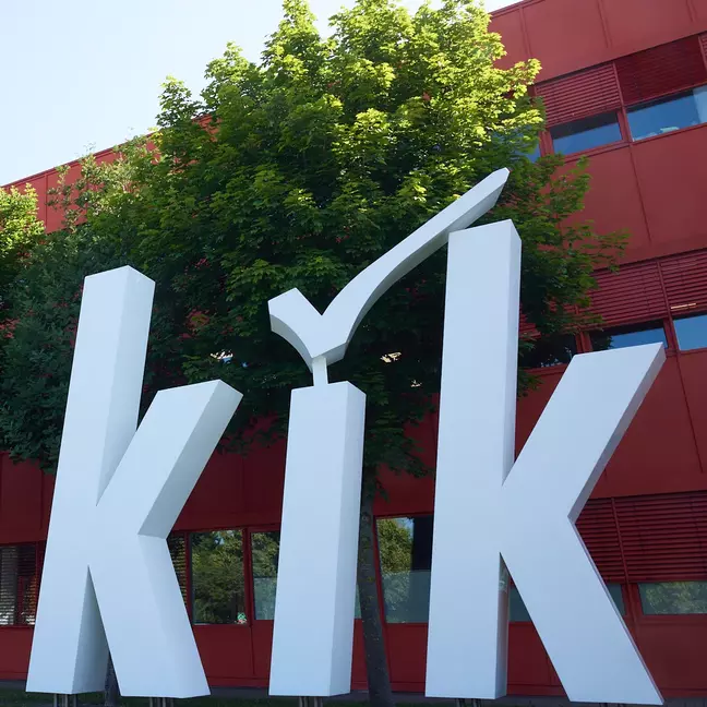 Grande logótipo da KiK na área exterior da sede da KiK