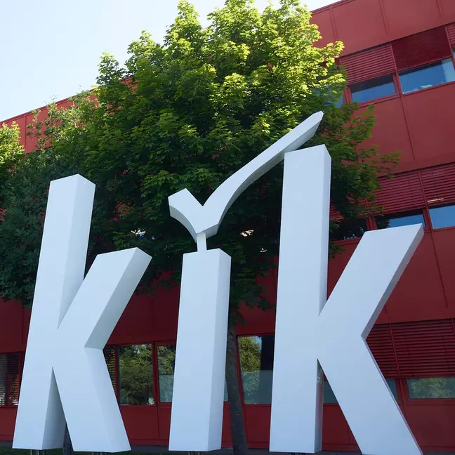 Grande logótipo da KiK na área exterior da sede da KiK