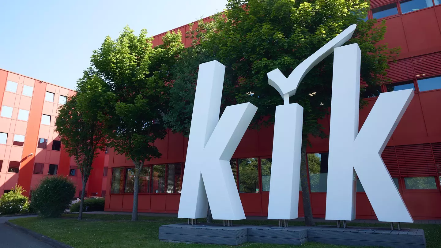 Grande logótipo da KiK na área exterior da sede da KiK