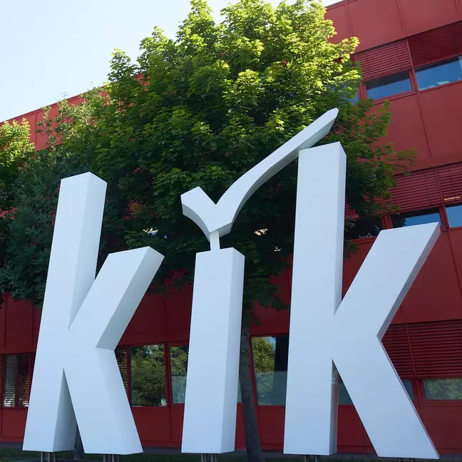 Grande logótipo da KiK na área exterior da sede da KiK