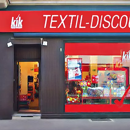Lançamento da KiK. Em 1994, abre a primeira loja da KiK em Düsseldorf-Gerresheim, com 180 metros quadrados