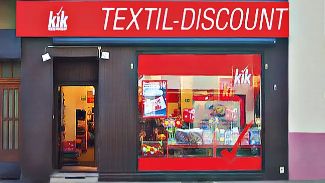 Vista exterior da primeira loja KiK em Düsseldorf Gerresheim, como símbolo dos 30 anos de história da KiK