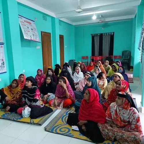 Participantes de um café para mulheres no Bangladesh durante uma atividade realizada em conjunto