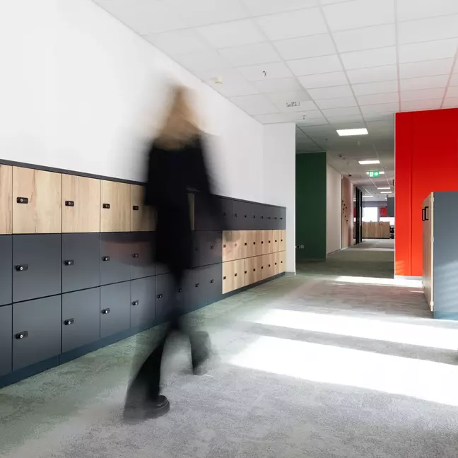 Verschwommene Person in Bewegung auf einem modernen Büroflur