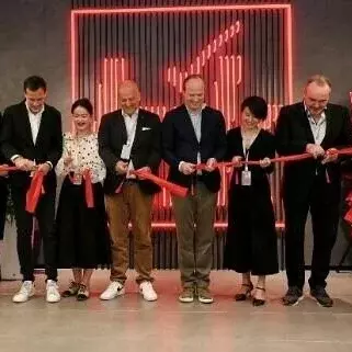 Para reduzir a distância em relação aos locais de produção, a KiK abre, em 2022, escritórios de aprovisionamento no Bangladesh, na Turquia e na China