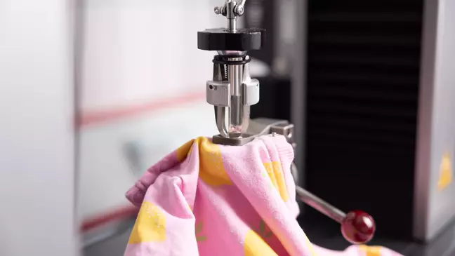 Camisola da gama da KiK durante os testes em laboratório, como símbolo da gestão da qualidade na KiK