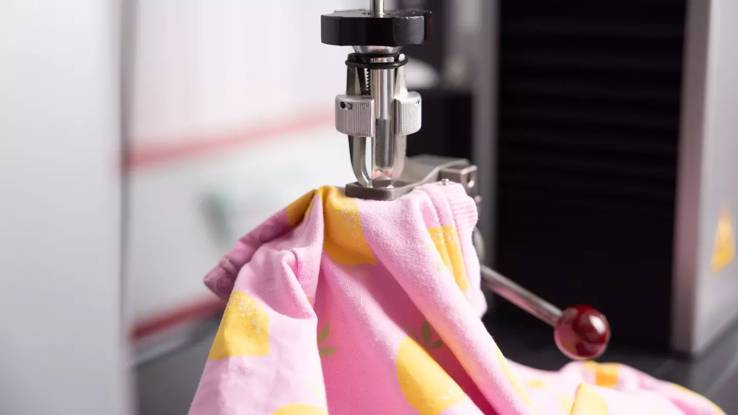 Peça de roupa durante o teste dos botões no laboratório da KiK