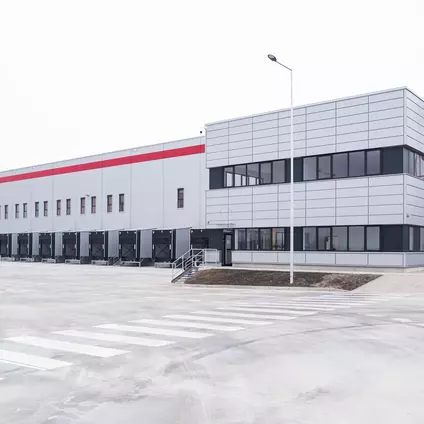 Em 2017, o centro logístico na Eslováquia entra em funcionamento e são inauguradas as primeiras lojas em Itália