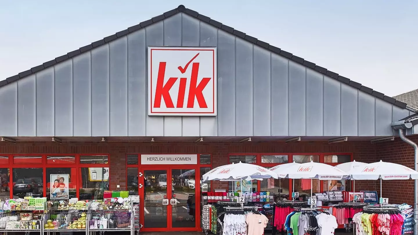 Loja KiK com grande logótipo KiK e uma ampla área de vendas exterior
