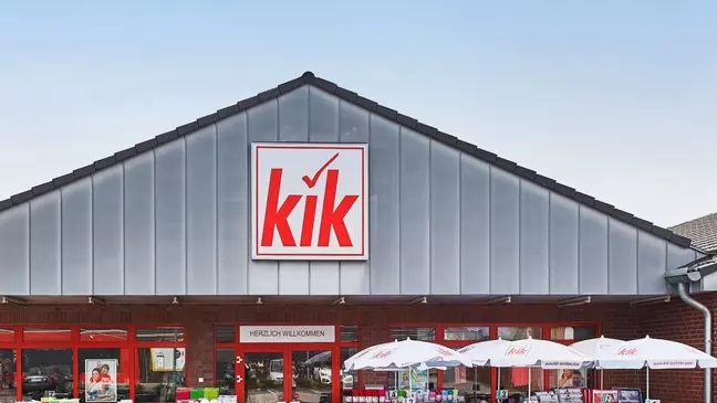 Vista exterior de uma das mais de 4 200 lojas KiK espalhadas por toda a Europa