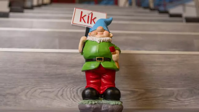 Gnomo de jardim com o logótipo da KiK numas escadas, como símbolo da gama de produtos da KiK