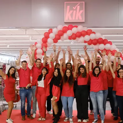 O programa de vantagens myKiK é lançado em 2022; além disso, são abertas as primeiras lojas em Espanha e Portugal e será lançada a loja online na Áustria